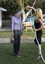 Der Konkurrenzkampf geht weiter: Susan (Teri Hatcher, l.) und Edie (Nicollette Sheridan, r.) ...