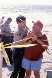 Leo (Leo Penn, r.) und ein Polizist streiten sich am Strand. Leo (Leo Penn, r.) und ein Polizist streiten sich am Strand.
