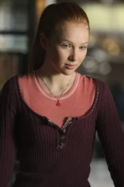 Unterh&auml;lt sich mit ihrem Vater &uuml;ber einen neuen Fall: Alexis (Molly C. Quinn)