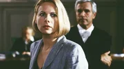 Das Gest&auml;ndnis hat f&uuml;r Anna (Bettina Kramer) grausame Konsequenzen: Niemand glaubt ihren Schilderungen und sie wird wegen Mordes verurteilt (re.hi. Eckhardt Bilz).