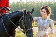 Elizabeth Thatcher (Erin Krakow)