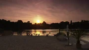Wenn die Sonne am Strandbad Wei&szlig;ensee untergeht, herrscht echtes Strandfeeling.
