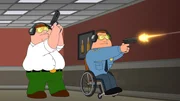 Nachdem Peter (l.) mit Joe (r.) &uuml;berraschend in einen Polizeieinsatz ger&auml;t und zum Erstaunen seines Freundes Mut an der Waffe beweist, nimmt ihn Joe mit zum Schie&szlig;training ...