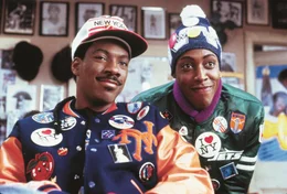 Prinz Akeem (Eddie Murphy) reist undercover nach New York, um eine Frau zu finden. Sein Diener Sammi (Arsenio Hall, re.) begleitet ihn.