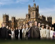 V.l.: Charles Carson (Jim Carter), Mrs. Hughes (Phyllis Logan), Sarah O'Brien (Siobhan Finneran), Mrs. Patmore (Lesley Nicol), Daisy Masohn (Sophie McShera), Gwen Harding (Rose Leslie), William Mason (Thomas Howes), John Bates (Brendan Coyle), Anna Smith (Joanne Froggatt), Thomas Barrow (Robert James-Collier), Matthew Crawley (Dan Stevens), Violet Crawley (Maggie Smith), Robert Crawley (Hugh Bonneville), Cora Crawley (Elizabeth McGovern), Isobel Crawley (Penelope Wilton), Mary Crawley (Michelle Dockery), Edith Crawley (Laura Carmichael), Sybil Crawley (Jessica Brown-Findlay)