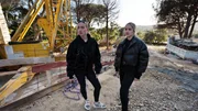 S24E24: Shania und Davina sehen sich auf der Baustelle der neuen Villa Geissini um.