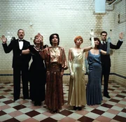 Norddeutscher Rundfunk - TREFFPUNKT IM UNENDLICHEN - Fernsehspiel nach dem gleichnamigen Roman von Klaus Mann, Regie: Horst K&ouml;nigstein (E.: 10.11.1984), Kamera: Klaus Brix. v.l.: Geheimrat Bayer (Heinz Baumann), die geheimnisvolle Assistentin des Drogendoktors Massis Grete (Carola Regnier), die alternde T&auml;nzerin Katia (Vera Tschechowa), Froschele (Esther Hausmann), Julia Bayer (Barbara N&uuml;sse) und Walter (Walter Thielsch), Sohn von Grete. &copy; NDR/Gita Mundry - honorarfrei - Verwendung gem&auml;&szlig; der AGB im engen inhaltlichen, redaktionellen Zusammenhang mit genannter NDR-Sendung bei Nennung "Bild: NDR/Gita Mundry" (S2). NDR Presse und Information/Fotoredaktion, Tel: 040/4156-2306 oder -2305, pressefoto@ndr.de.