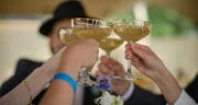Champagner flie&szlig;t auf gro&szlig;en Events, so wie bei dem Treffen des europ&auml;ischen Adels an der niederl&auml;ndischen K&uuml;ste. Geladen hat die "Tulip Society".