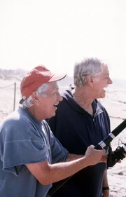 Mark (Dick Van Dyke, r.) und sein blinder Freund Leo (Leo Penn, l.) beim Angeln.