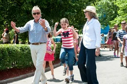 Bei Leah (Diane Keaton, re.) und Oren (Michael Douglas, li.) bl&uuml;ht Sarah (Sterling Jerins, Mi.) richtig auf.