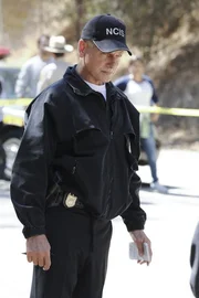 Gemeinsam mit seinem Team ermittelt Gibbs (Mark Harmon) in einem neuen Mordfall ...