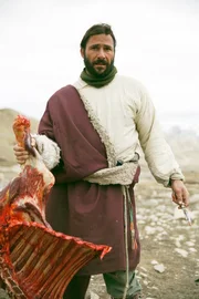 Hazen h&auml;lt eine frisch geschlachtete Yak-Karkasse in der Hand.