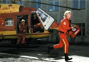 Auf einem alten Fabrikgel&auml;nde ist eine Bombe explodiert, zehn Menschen unter den Tr&uuml;mmern begraben. F&uuml;r das Team des Medicopter 117 (v.li.: Serge Falck, Manfred St&uuml;cklschwaiger, Anja Freese) z&auml;hlt jede Minute...