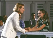 Lilli (Anna Herrmann, re.) w&uuml;nscht ihrer Mutter Anna (Bettina Kramer) vor der Urteilsverk&uuml;ndung alles Gute.