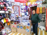 Manuel Contreras de la Cruz mit chinesischer Importware in seinem Gesch&auml;ft in Spanien