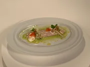 Hans-Jörg Bachmeier kocht lauwarme Renke mit Senfkohlrabi und Forellen Kaviar. Hans-Jörg Bachmeier kocht lauwarme Renke mit Senfkohlrabi und Forellen Kaviar.