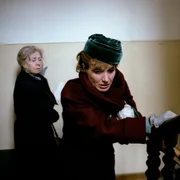 Norddeutscher Rundfunk - TREFFPUNKT IM UNENDLICHEN - Fernsehspiel nach dem gleichnamigen Roman von Klaus Mann, Regie: Horst K&ouml;nigstein (E.: 10.11.1984), Kamera: Klaus Brix. Die geheimnisvolle Assistentin des Drogendoktors Massis Grete (Carola Regnier, rechts).  In einer kleinen Nebenrolle: Inge Meysel. &copy; NDR/Gita Mundry - honorarfrei - Verwendung gem&auml;&szlig; der AGB im engen inhaltlichen, redaktionellen Zusammenhang mit genannter NDR-Sendung bei Nennung "Bild: NDR/Gita Mundry" (S2). NDR Presse und Information/Fotoredaktion, Tel: 040/4156-2306 oder -2305, pressefoto@ndr.de.