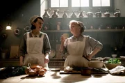 Mrs. Patmore (Lesley Nicol) und Daisy (Sophie McShera)    +++ Die Verwendung des sendungsbezogenen Materials ist nur mit dem Hinweis und Verlinkung auf RTL+ gestattet. +++
