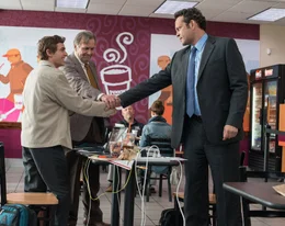 Nachdem Dan Trunkman (Vince Vaughn, r.) genug von seiner undankbaren Chefin hat, beschlie&szlig;t er eine eigene Firma zu gr&uuml;nden. Bl&ouml;d nur,, dass seine zwei einzigen Mitarbeiter Mike Pancake (Dave Franco, l.) und Timothy McWinters (Tom Wilkinson, M.) zu jung oder zu alt sind ...