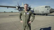 Sean Cross mit einem Flugzeug der US Air Force. (National Geographic/Tom Kirkman)