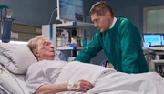 Dr. Kaminski (Udo Schenk, rechts) konfrontiert Ludwig Peters (Hermann Beyer) mit seiner Annahme, dass Ludwigs Sturz vom Balkon kein Unfall, sondern ein Suizidversuch war. Ludwig versucht an seiner Geschichte festzuhalten, doch letztendlich muss er zugeben, dass er vor seinem jetzigen Leben kapitulieren wollte. Er bittet Kaminski darum, seiner Tochter Dr. Lea Peters nichts davon zu sagen.