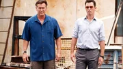Sam Axe (Bruce Campbell, l.) und Michael Westen (Jeffrey Donovan) jagen einen Verbrecher, der Michael mit einer Bombe t&ouml;ten wollte.