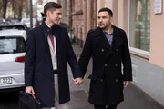 Ringo (Timothy Boldt, l.) und Easy (Lars Steinh&ouml;fel) glauben, doch eine Menge bei Julius richtig gemacht zu haben.
