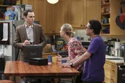 Penny (Kaley Cuoco, M.) und Leonard (Johnny Galecki, r.) verfolgen gespannt Sheldons (Jim Parsons) Interview mit Adam Nimoy, was aber nicht an dem Wissen &uuml;ber Star Trek liegt, das er von sich gibt, sondern an einem r&uuml;hrenden Geheimnis, das er offenbart.