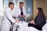 Eigentlich will sich Bianca Seyfried (Panagiota Demareli, rechts) wegen eines Bandscheibenvorfalles behandeln lassen. Doch Dr. Roland Heilmann (Thomas R&uuml;hmann, Mitte) und Dr. Kaminski (Udo Schenk) haben einen Tumor an ihrer Nebenniere gefunden. Bianca k&ouml;nnte am Cushing Syndrom leiden, was auch ihre diffusen weiteren Beschwerden erkl&auml;ren w&uuml;rde.