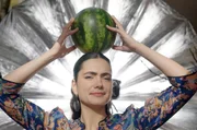 Kultfr&uuml;chte: K&ouml;chin Lucie Fischer-Chapalain tr&auml;gt eine Melone auf dem Kopf und spielt damit auf den legend&auml;ren Film "Dirty Dancing" an.