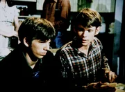 Jim Bob (David W. Harper, l.) f&uuml;hlt sich schuldig an Elizabeth' Unfall und l&auml;sst sich auch von seinem Bruder Jason (Jon Walmsley, r.) nicht tr&ouml;sten.