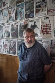 Dmitry Muratow ist Gr&uuml;nder und war Chefredakteur der "Nowaja Gaseta". Von 1992-2022 erschien die kremelkritische Zeitung in Russland. Mittlerweile ist mehr als die H&auml;lfte der Redaktion ins Exil gegangen und informiert als "Nowaja Gaseta Europa".