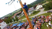 Hoch geht's hinauf: Maibaumkraxeln in Rottenstuben.