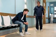 Elias B&auml;hr (Stefan Ruppe, r.) bringt schlechte Nachrichten f&uuml;r Moritz Mahnstein (Rony Herman, l.), der sehnlichst auf ein Spenderherz f&uuml;r seine Freundin Laura Ullmann gewartet hat.