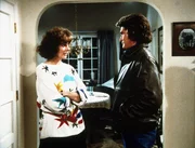 Diane (Margie Impert, l.) erz&auml;hlt Jonathan (Michael Landon, r.) von den Schwierigkeiten in ihrer Ehe mit Scottie.