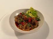 Hans-Jörg Bachmeier kocht Reisfleisch mit Kopfsalat. Hans-Jörg Bachmeier kocht Reisfleisch mit Kopfsalat.