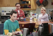 Die Hiobsbotschaften scheinen kein Ende zu nehmen: Erst erf&auml;hrt Sheldon, dass Amy sich neu verliebt hat, dann geht auch noch die Aufzeichnung der aktuellen 'Dr. Who'-Folge mangelhaft vonstatten. Die gesamte letzte Minute fehlt! Doch tapfer, wie er eben ist, l&auml;sst sich Sheldon davon nicht unterkriegen und verk&uuml;ndet zu Leonards Erstaunen, dass er sich ebenfalls eine neue Freundin suchen wird. Um N&auml;heres &uuml;ber Amys aktuelle Flamme zu erfahren, spionieren derweil Bernadette und Penny der verschwiegenen Amy nach. Im Bild (v.li.): Jim Parsons (Sheldon Cooper), Johnny Galecki (Leonard Hofstadter), Kaley Cuoco-Sweeting (Penny).