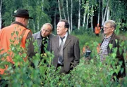 Gernot Dietz (Christian Redl, l.) informiert Kain (Bernd Michael Lade, 2 v.l.), Ehrlicher (Peter Sodann, m.) und Walter (Walter Nickel, r.) &uuml;ber die Umst&auml;nde des Jagdunfalles, bei dem Lothar Sofsky ums Leben kam.