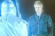 MacGyver (Richard Dean Anderson, r.) ist skeptisch: Ist die Gestalt tats&auml;chlich ein Au&szlig;erirdischer ...