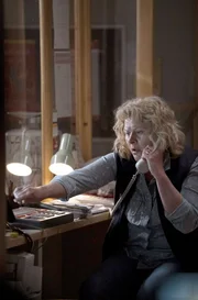 Verzweifelt ruft Jo Hamilton (Monica Dolan) die Hotline ihrer Buchf&uuml;hrungs-Software an &ndash; doch deren Instruktionen f&uuml;hren nicht zu einem Ausgleich, sondern verdoppeln die Verluste.