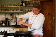 Diana Burkel beim Kochen.