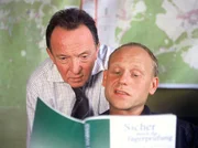 Hauptkommissar Ehrlicher (Peter Sodann, l.) wundert sich &uuml;ber das Interesse seines Kollegen Kain (Bernd Michael Lade, r.) an der Jagd. Kain tr&auml;gt sich sogar mit dem Gedanken, die J&auml;gerpr&uuml;fung abzulegen.