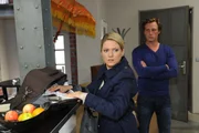 Tom (Patrick Kalupa, r.) ist Anna (Jeanette Biedermann, l.) dankbar f&uuml;r den Hinweis auf Paules Versteck, den sie auf dem Entf&uuml;hrungsvideo entdeckt hat. Gemeinsam beschlie&szlig;en sie, die Polizei einzuschalten. Doch gerade als Tom sich mit dem Kommissar treffen will, taucht die erste Forderung der Entf&uuml;hrer auf ...