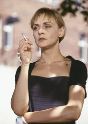 Mona (Anja Beatrice Kaul) leidet darunter, dass Jule sich ihr gegen&uuml;ber so distanziert verh&auml;lt.