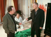 Die Kommissare Ehrlicher (Peter Sodann, li.) und Kain (Bernd Michael Lade) nehmen am Tatort die Ermittlungen auf und recherchieren erste Spuren.