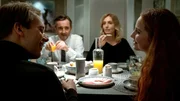 Der letzte gemeinsame Moment: Lisa von Bode (Alix Heyblom, re.) sitzt mit ihrem Vater, ihrer Mutter und ihrem Bruder Ben beim Fr&uuml;hst&uuml;ck.