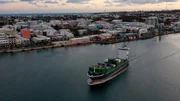Die MV Somers Isles verl&auml;sst Port Hamilton, bevor der Hurrikan Humberto auf die Bermudas trifft.