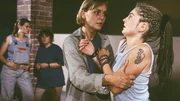 Die Situation zwischen Mutter (Anja Beatrice Kaul, 2.v.re.) und Tochter (Anke R&auml;hm) spitzt sich so weit zu, da&szlig; Jule eine Schl&auml;gerei vom Zaun bricht...(hi.li. Komparsen).