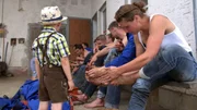 Interessierter Nachwuchs: Die Zeiinger Maibaumsteiger und die n&auml;chste Generation.