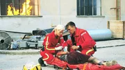 Die Not&auml;rztin Dr. Gabriele Kollmann (Anja Freese, l.) und der Sanit&auml;ter Ralf Staller (Wolfgang Krewe) k&uuml;mmern sich um eine Verletzte.